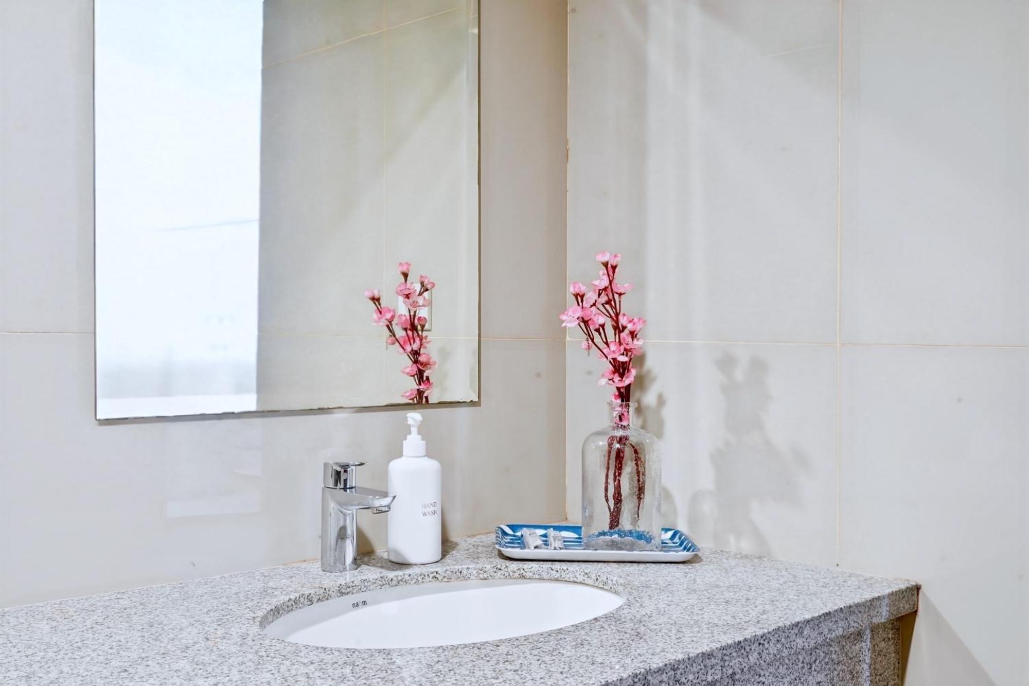 2Br Lucky Tower Residence Jakarta Old Town Top Floor Condo Kültér fotó